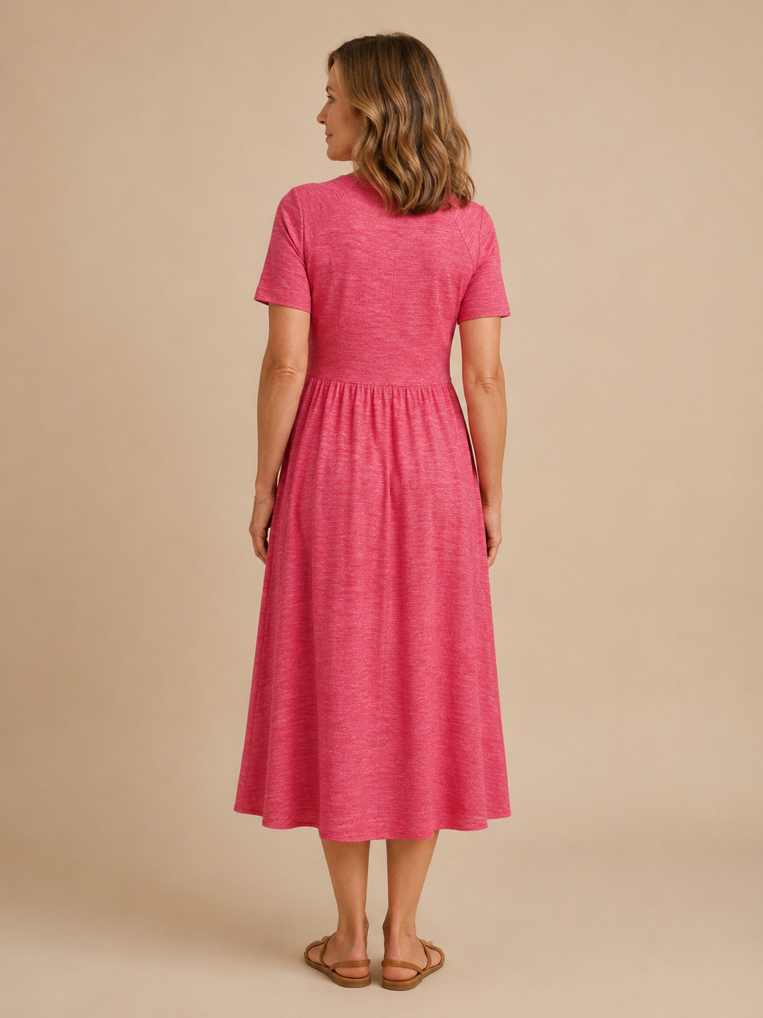 Amalia | Tyylikäs midi-mekko, jossa on kietaulusiluetti