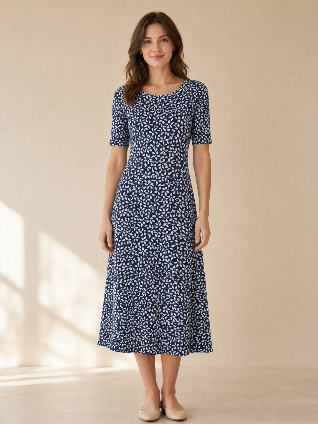 Marina | Kukkaprinttinen laskeutuva midimekko