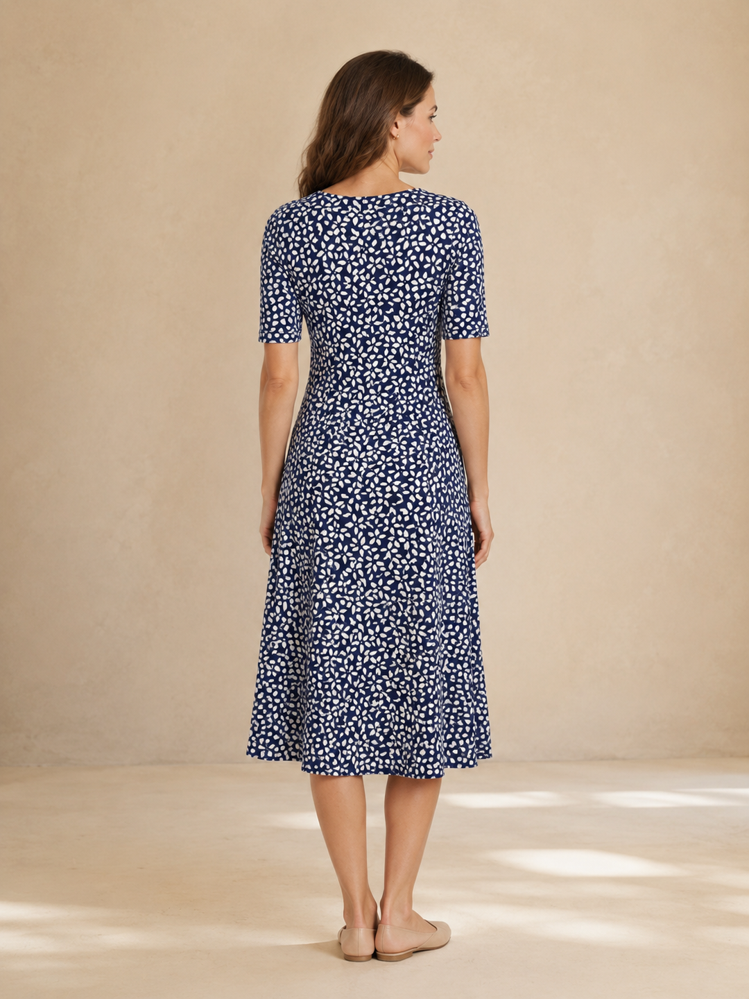 Marina | Kukkaprinttinen laskeutuva midimekko