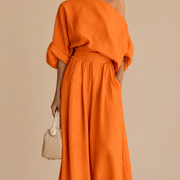 Lisa | Off-shoulder-toppi ja istuvat housut