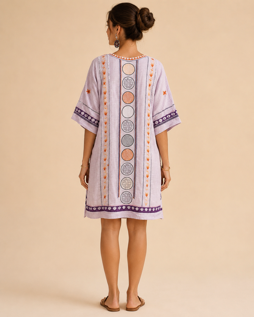 Lyhyt kirjottu violetti mekko